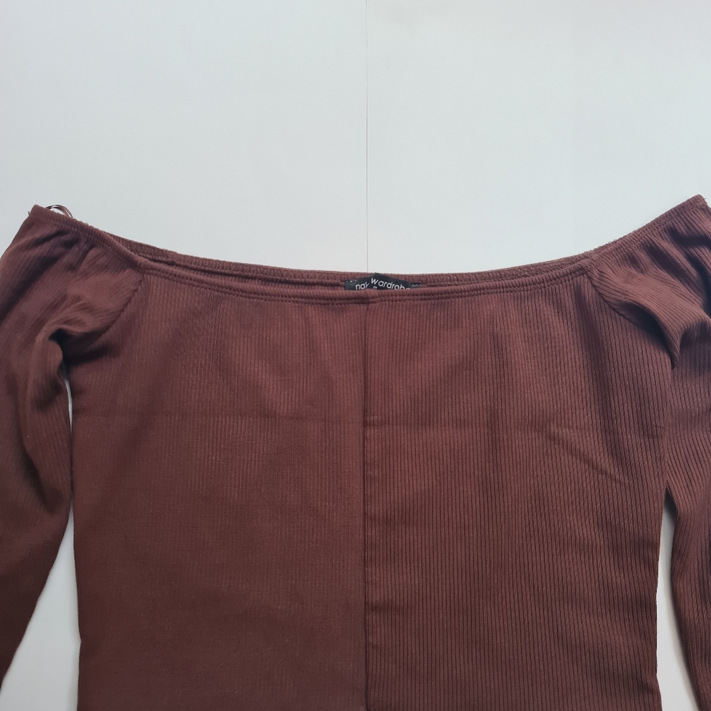 Naked wardrobe off shoulder long sleeve cropped top in chocolate brown - Picture 4 of 9